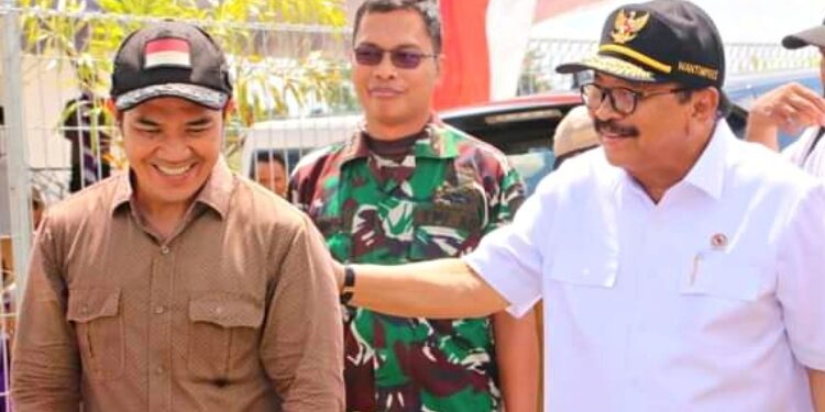 FOTO: AND/MATAKALTENG  - Ketua DPRD Pulang Pisau, H Ahmad Rifa'i bersama wantimpes RI, Dr H Soekarwo.