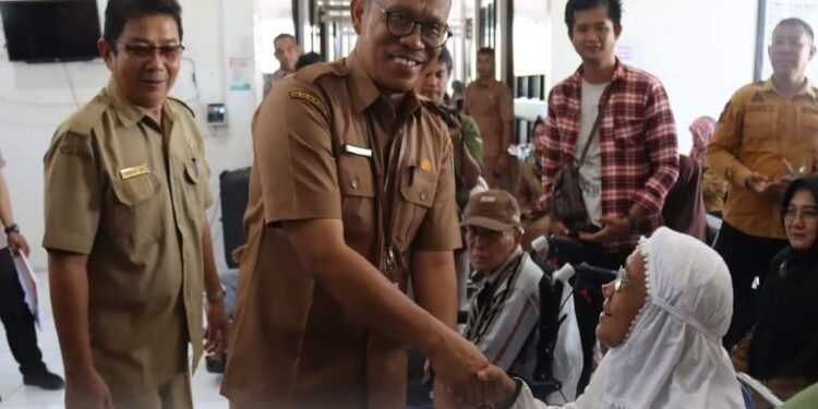 FOTO: PROKOM SERUYAN/MATA KALTENG - Pj Sekda Seruyan, Bahrun Abbas secara simbolis menyerahkan bantuan atensi kepada penyandang disabilitas di Kantor Dinsos setempat, kemarin.