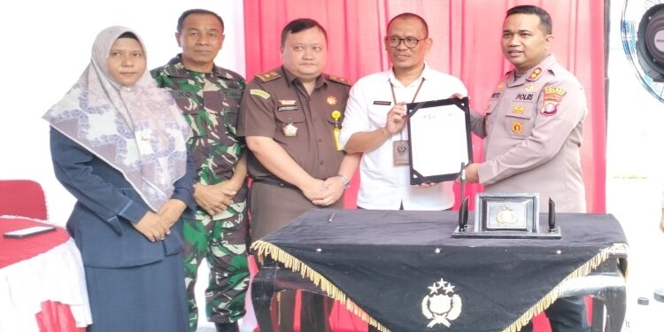 FOTO: ALDI/MATA KALTENG - Kapolres Seruyan, AKBP Priyo Purwanto (kanan) sata menghadiri agenda Gebyar Posyandu Presisi di Halaman Kantor Desa Persil Raya, Kecamatan Seruyan Hilir, Rabu 8 Mei 2024.
