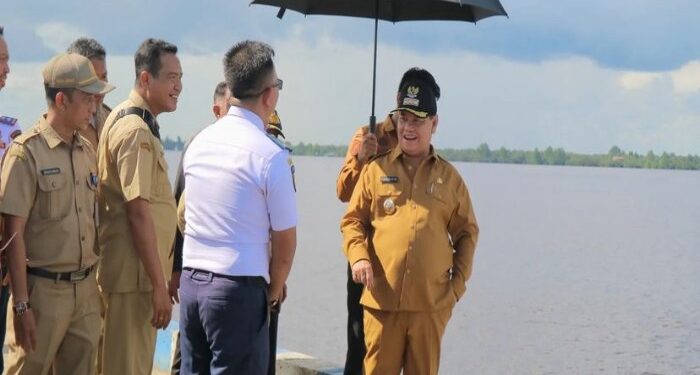 Foto:IST/MATA KALTENG - Bupati Kotim Halikinnor saat meninjau lokasi pelabuhan di Desa Sei Ijum Raya, Kecamatan Mentaya Hilir Selatan, Kotim, 22 April 2024.