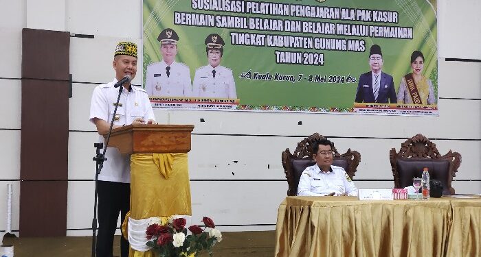 FOTO : DISKOMINFO SANTIK/MATA KALTENG - Bupati Gumas Jaya S Monong didampingi Bunda PAUD Mimie Mariatie Jaya S Monong, dan Kepala Disdikpora Aprianto, ketika memberi arahan pada pelatihan pengajaran ala pak kasur-bermain sambil belajar dan belajar melalui permainan tingkat kabupaten tahun 2024, Rabu, 8 Mei 2024.