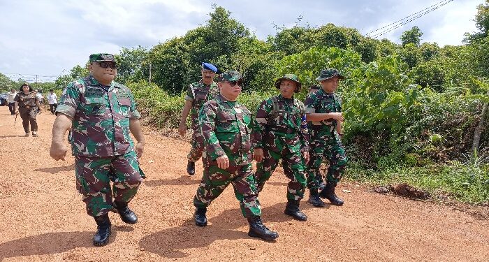FOTO : DEVIANA/MATAKALTENG - Bupati Kotim Halikinnor saat meninjau jalan program fisik TMMD Kodim 1015 Sampit, Rabu 8 Mei 2024.