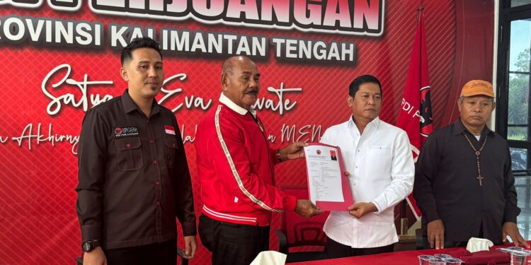 FOTO: MATAKALTENG - Rahmat Hidayat saat mendaftarkan diri sebagai bakal calon walikota di DPD PDI-P Kalteng, Selasa (7/5).