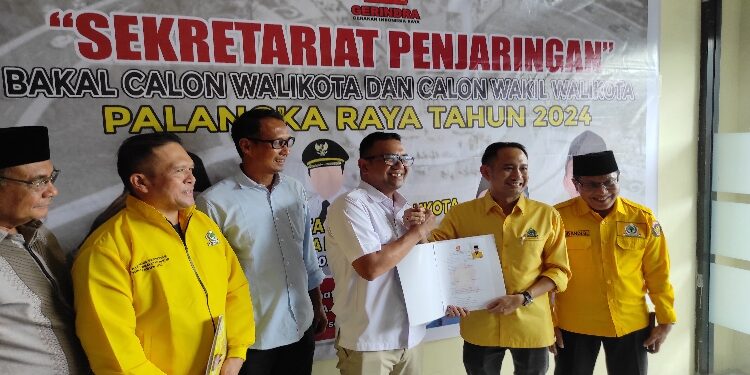 FOTO: IST/MATAKALTENG - Fairid Naparin saat menyerahkan berkas pendaftaran Bacawali Kota Palangka Raya, bertempat di Kantor DPC Gerindra Palangka Raya.