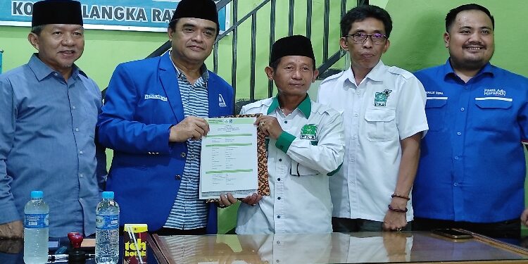 FOTO: OLIVIA/MATAKALTENG - Rojikinnor menyerahkan berkas ke Ketua DPC PKB Palangkaraya Sugianor didampingi Eks Wali Kota Palangka Raya Riban Satia, Ketua DPC PAN Palangkaraya Noorkhalis Ridha dan jajaran pengurus PAN Provinsi Kalteng dan Kota Palangka Raya di Sekretariat DPC PKB Palangka Raya.