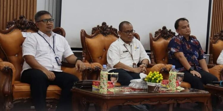 FOTO: PROKOM SERUYAN/MATA KALTENG - Pj Sekda Seuyan, Bahrun Abbas (tengah) saat menghadiri agenda Exit Meeting BPK RI Perwakilan Provinsi Kalteng pemeriksaan terinci atas LKPD Seruyan tahun anggaran 2023 di BKAD setempat.