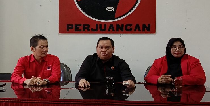FOTO : DEVIANA/MATAKALTENG - Halikinnor dan Irawati mendaftarkan diri sebagai Bakal Calon Bupati Kotim di Sekretariat DPC PDI Kotim, Kamis 9 Mei 2024.