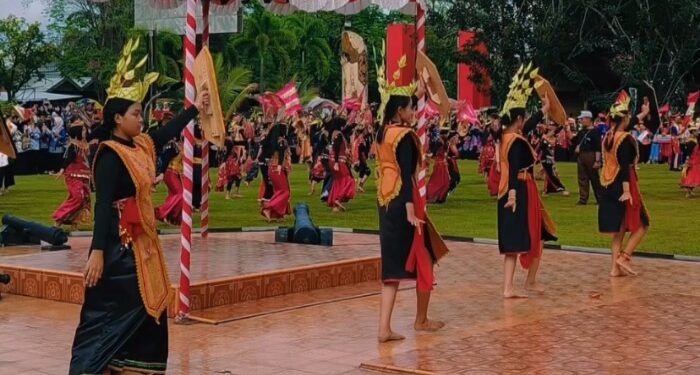 Foto:DIAN/MATA KALTENG - Sejumlah pelajar yang menarikan tarian tradisional saat peringatan Hardiknas belum lama ini di halaman kantor Bupati Kotim.