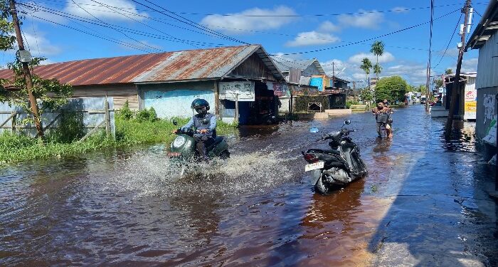 FOTO: DIAN/MATA KALTENG - Banjir yang terjadi di Jalan H Anang Santawi, Sampit, Kotim belum lama ini.