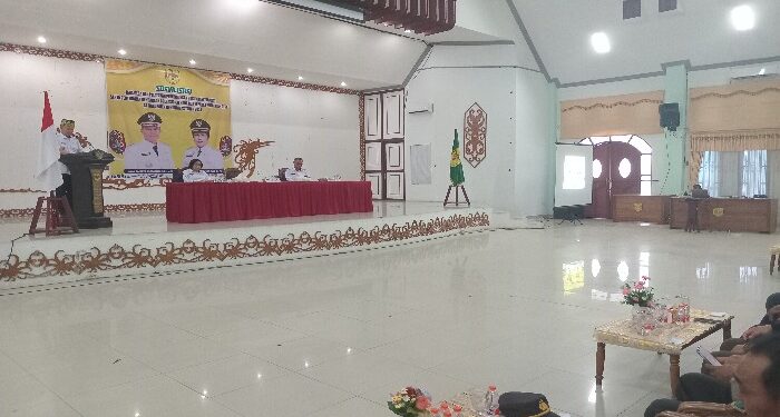 FOTO : DISKOMINFO SANTIK/MATA KALTENG - Bupati Gumas Jaya S Monong saat memberikan arahan pada kegiatan sosialisasi jaga desa dan pelayanan perlindungan hukum masyarakat pada pemerintah desa, di GPU Damang Batu, Rabu, 8 Mei 2024.