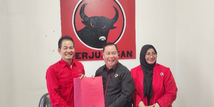 FOTO: DEVIANA/MATAKALTENG - Halikinnor dan Irawati saat mendaftar sebagai calon bupati dan calon wakil bupati Kotim di DPC PDI Perjuangan, Kamis 9 Mei 2024.