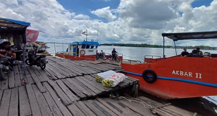 FOTO: IST/ MATAKALTENG- Kerusakan pelabuhan penyeberangan feri Sampit-Seranau semakin merembet, Jumat, 10 Mei 2024.