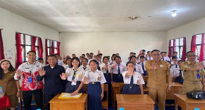 FOTO : BADAN KESBANGPOL GUMAS/MATA KALTENG - Sekretaris Badan Kesbangpol Kabupaten Gumas Haris dan pegawai kesbangpol ketika berfoto bersama dengan peserta didik SMAN 1 Manuhing, usai mengikuti sosialisasi bahaya narkoba, Selasa, 7 Mei 2024.