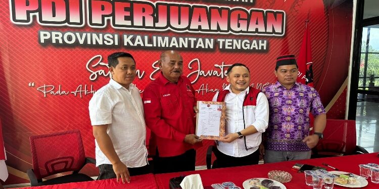 FOTO: IST/MATAKALTENG - Alfian Mawardi, saat mendaftarkan diri sebagai Bakal Calon Bupati Kapuas, di Kantor PDI Perjuangan Kalteng.