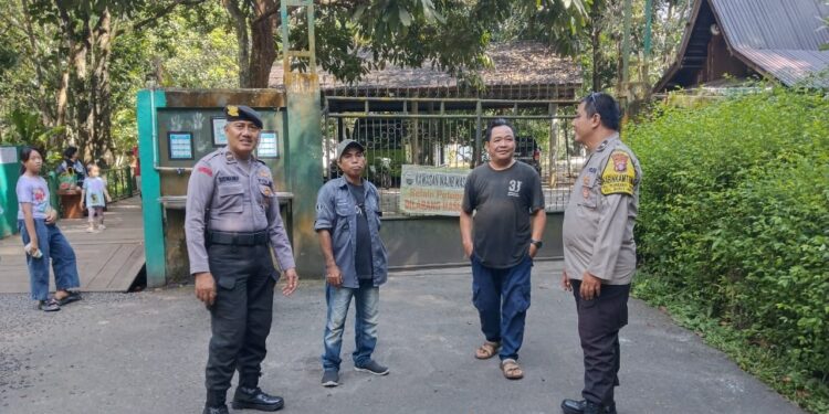 FOTO: MATAKALTENG - Personel Polsek Bukit Batu pada saat mengimbau warga yang berwisata di Taman Nyaru Menteng.