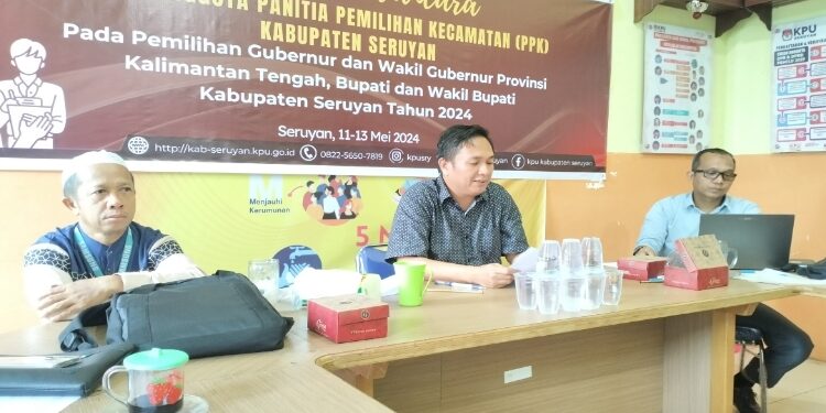 FOTO: ALDI/MATA KALTENG - Ketua KPU Kabupaten Seruyan, Muhammad Abdiannor (tengah) beserta komisioner KPU lainnya seusai melakukan tes wawancara calon PPK di Kantor KPU setempat, Sabtu 11 Mei 2024.