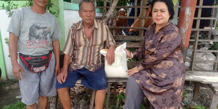 FOTO: RZL/MATAKALTENG - Lurah Langkai, Sri Wanti, pada saat bersilaturahmi dan memberikan bantuan beras kepada salah seorang lansia.