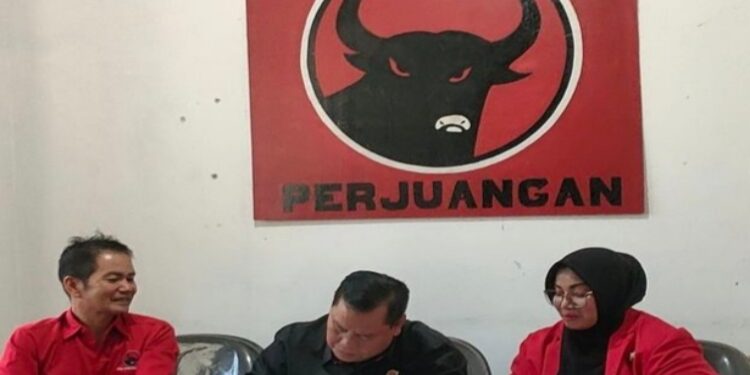 Foto:IST/MATA KALTENG - Pendaftaran Halikinnor-Irawati (HARATI) Jilid 2 sebagai kandidat Pilkada Kotim 2024 di Sekretariat PDI Perjuangan, Kamis 9 Mei 2024.