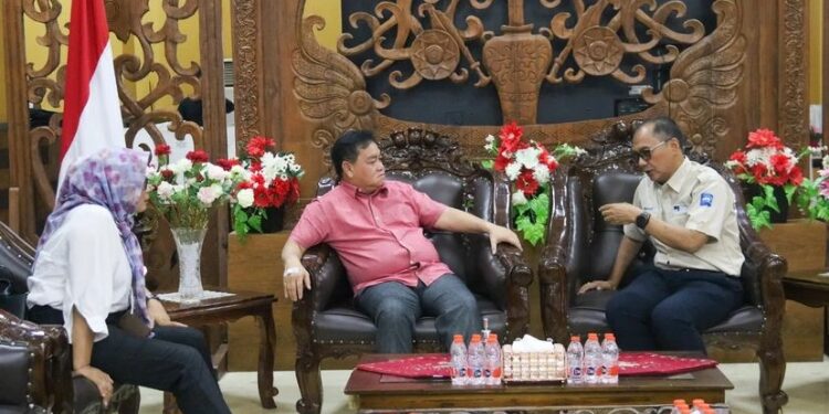 FOTO: IST/MATA KALTENG - Bupati Kotim Halikinnor (baju merah) saat menerima kunjungan tim dari Radio Republik Indonesia (RRI) belum lama ini.