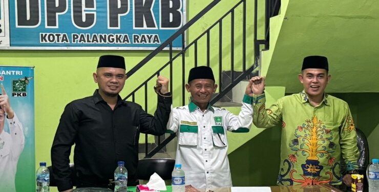 FOTO : IST/MATAKALTENG - Ketua Komisi Penyiaran Indonesia Daerah (KPID), Ilham Bursa, menyerahkan formulir pendaftaran bakal calon Wali Kota Palangka Raya kepada Partai Kebangkitan Bangsa (PKB).