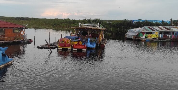 FOTO : OLIVIA/MATAKALTENG - Destinasi wisata Dermaga Kereng Bangkirai, atau biasa dikenal dengan wisata ‘Air Hitam’ di Kecamatan Sabangau Kota Palangka Raya.