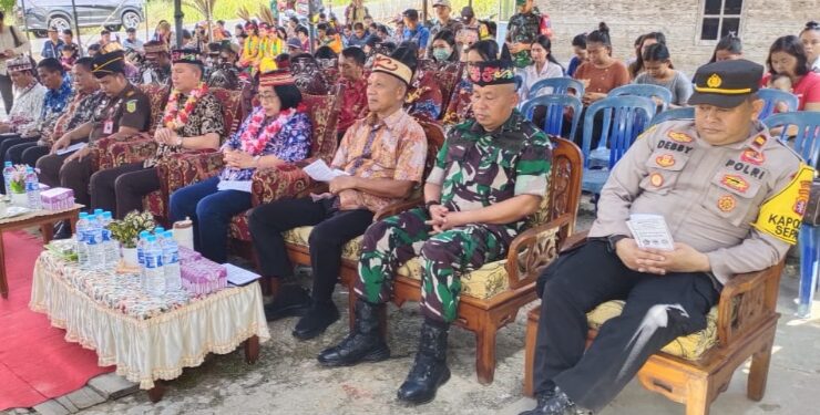 FOTO : DISKOMINFO SANTIK/MATA KALTENG - Bupati Gumas Jaya S Monong bersama Wakil Bupati Efrensia LP Umbing, dan Ketua TP-PKK Mimie Mariatie Jaya S Monong, menghadiri Safari Haring Kaharingan tahun 2024, di Balai Hindu Kaharingan Mihing Desa Sepang Kota, Kecamatan Sepang, pekan lalu.