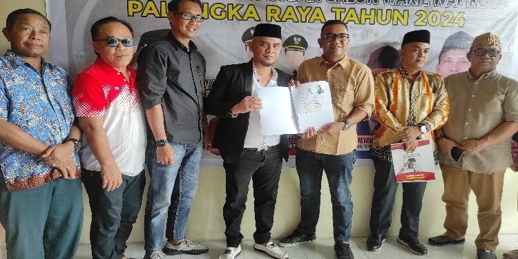 FOTO: IST/MATAKALTENG - Ilham Busra dan Andreas Junaidi menyerahkan berkas pendaftaran maju Pilkada Palangka Raya 2024 ke Ketua DPC Partai Gerindra Palangkaraya M Erlansyah Jamain.