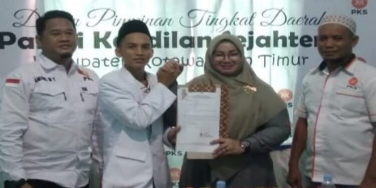 FOTO: IST/MATA KALTENG - Irawati saat mendaftar di Sekretariat DPD PKS Kotim, Minggu 12 Mei 2024.