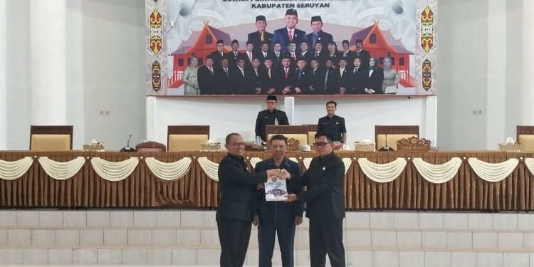 FOTO: ALDI/MATA KALTENG - Pj Sekda Seruyan, Bahrun Abbas (kiri) saat menyerahkan secara simbolis dokumen LKPJ Bupati Seruyan tahun 2023 kepada Wakil Ketua I DPRD Seruyan, Bambang Yantoko (kanan) dalam rapat paripurna di Aula Gedung DPRD setempat, Senin 13 Mei 2024.