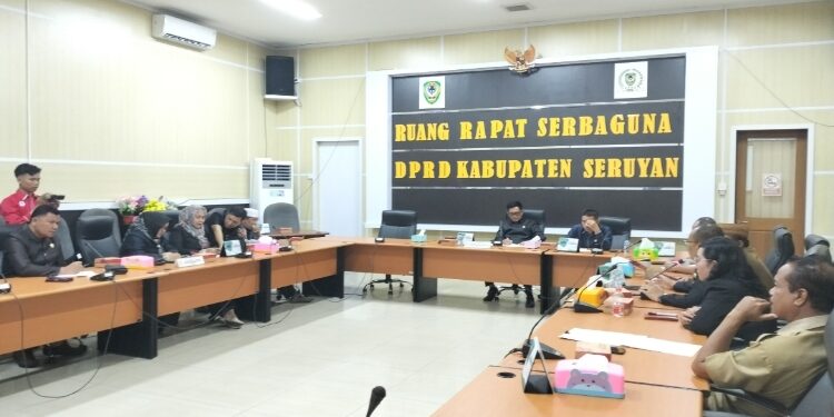 FOTO: ALDI/MATA KALTENG - Suasana saat rapat Banmus yang dipimpin oleh Wakil Ketua I DPRD Seruyan, Bambang Yantoko di Ruang Rapat Serba Guna DPRD setempat, Senin 13 Mei 2024.