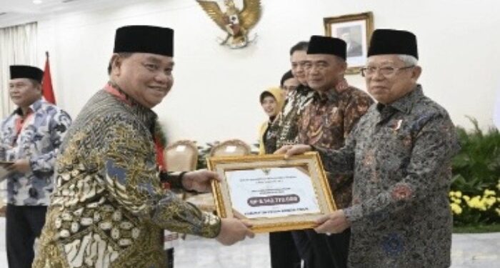Foto:IST/MATA KALTENG - Bupati Kotim Halikinnor saat menerima Penyerahan Insentif Fiskal Upaya Penghapusan Kemiskinan Ekstrim Tahun 2023 diserahkan oleh Wakil Presiden RI beberapa waktu lalu.