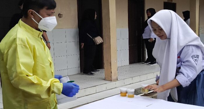 FOTO : DEVIANA/MATAKALTENG - Salah satu pelajar SMKN 1 Sampit saat memberikan urine untuk dilakukan tes, Senin 13 Mei 2024.