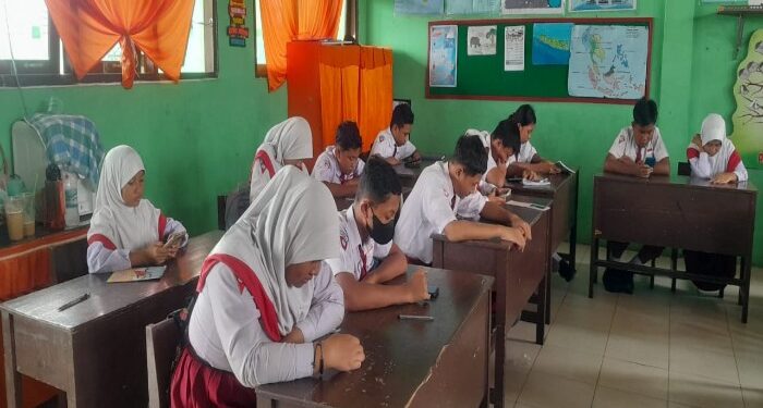 Foto: DIAN/MATA KALTENG - Suasana penilaian sumatif akhir kelas 6 di SDN 2 MB Hulu, Senin 13 Mei 2024.