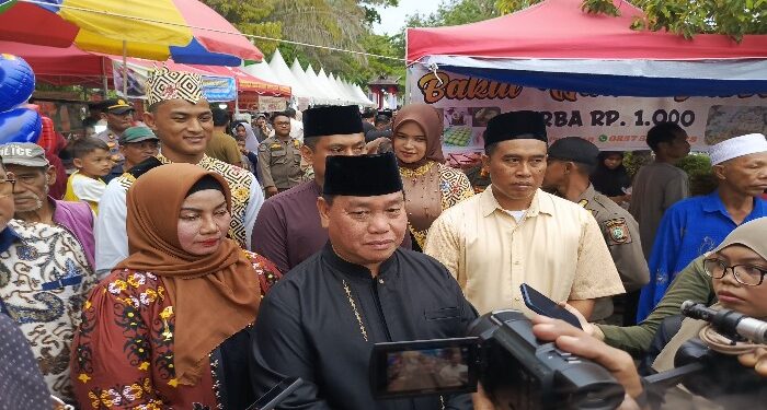 FOTO : DOK DEVIANA/MATAKALTENG - Bupati Kotim Halikinnor (tengah baju hitam) didampingi wakilnya, Irawati dan Polres Kotim Sarjana,beberapa waktu lalu.