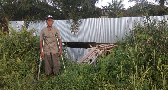 Foto: IST/MATA KALTENG - Zaenal Arifin saat mendatangi tanahnya di Kilometer 8 Jalan Lingkar Utara.