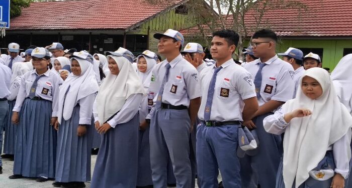 FOTO : DEVIANA/MATAKALTENG - Sejumlah siswa SMKN 1 Sampit saat mengikuti kegiatan, Senin 13 Mei 2024.