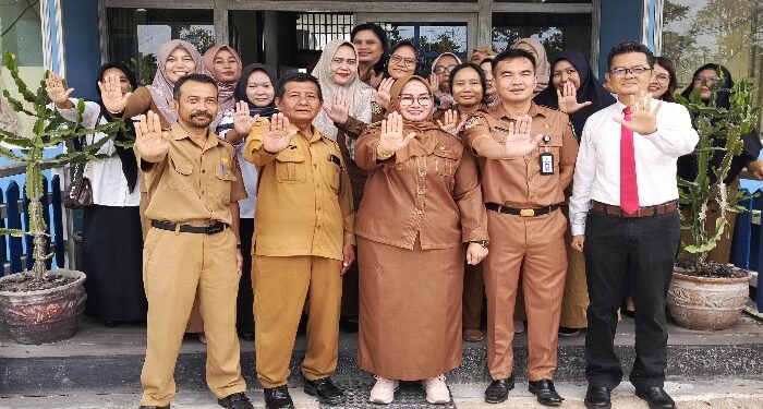 FOTO : DEVIANA/MATAKALTENG - Kepsek SMKN 1 Sampit Suwandi (kanan) bersama Wakil Bupati Kotim, Irawati dan guru lainnya, Senin 13 Mei 2024.