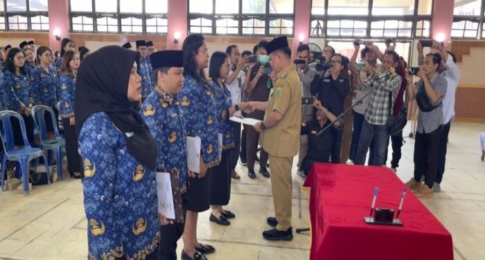 Foto: MATAKALTENG - Pj. Bupati Barsel Deddy Winarwan saat mengambil sumpah dan janji PNS di lingkup Pemkab Barsel.
