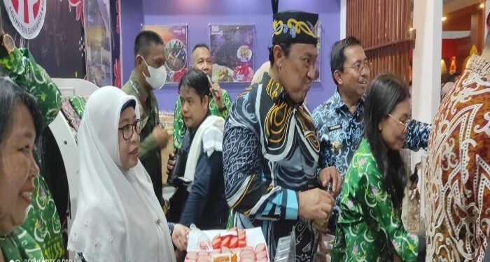 Foto : IST/MATAKALTENG - Wagub Kalteng bersama Pj Bupati Sukamara saat berada di stand pameran Kabupaten Sukamara pada pembukaan Kalteng Expo.