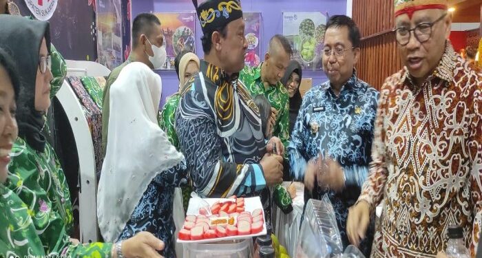 Foto : IST/MATAKALTENG - Wagub Kalteng bersama Pj Bupati Sukamara di stand Kabupaten Sukamara pada Pembukaan Kalteng Expo 2024.