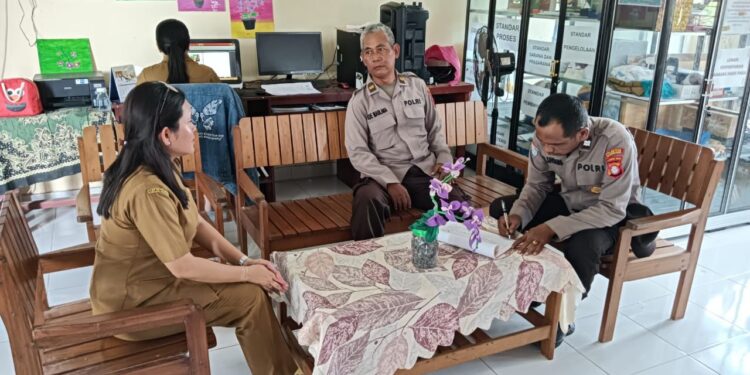 FOTO: MATAKALTENG - Personel Polsek Sabangau, pada saat menyambangi SMKN 5 Palangka Raya.