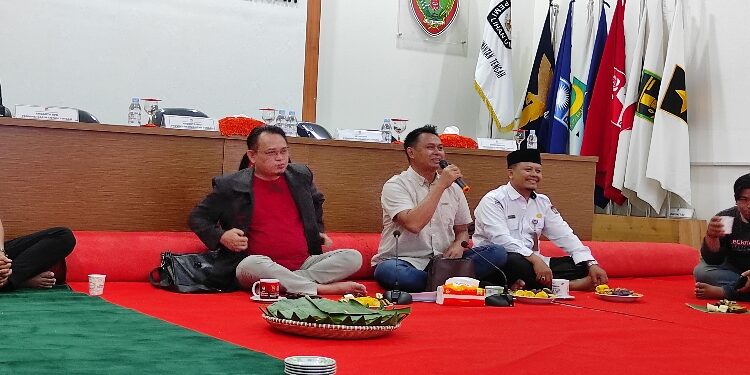 FOTO: IST/MATAKALTENG - Ketua KPU Kalteng Sastriadi (tengah) saat menyampaikan keterangannya.