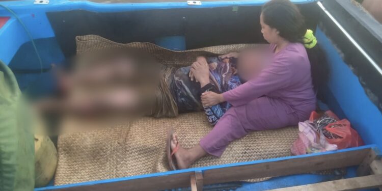 Foto: MATAKALTENG - Dua korban dari meledaknya Kapal Tugboat berhasil di evakuasi.