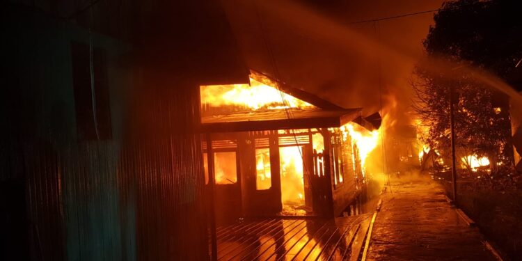 FOTO: MATAKALTENG - Salah satu rumah yang terbakar di Jalan Mendawai, Kelurahan Palangka, Kecamatan Jekan Raya, Kota Palangka Raya.