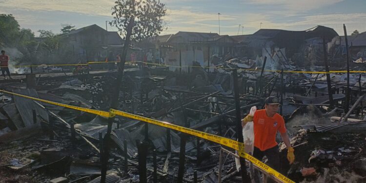FOTO: RZL/MATAKALTENG - Petugas Inafis Polresta Palangka Raya, pada saat melakukan olah TKP, untuk mengumpulkan barang bukti.