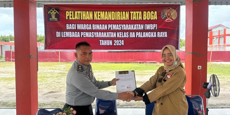 FOTO: MATAKALTENG - Kepala Seksi Kegiatan Kerja Lapas Kelas IIA Palangka Raya, Barlet, pada saat penandatangan pembukaan pelatihan kemandirian tata boga bersama perwakilan Lembaga Pelatihan Kerja (LPK) Multi Karya.
