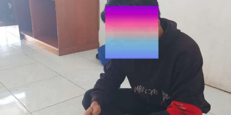 FOTO: MATAKALTENG - Terduga pelaku pada saat dibina polisi.
