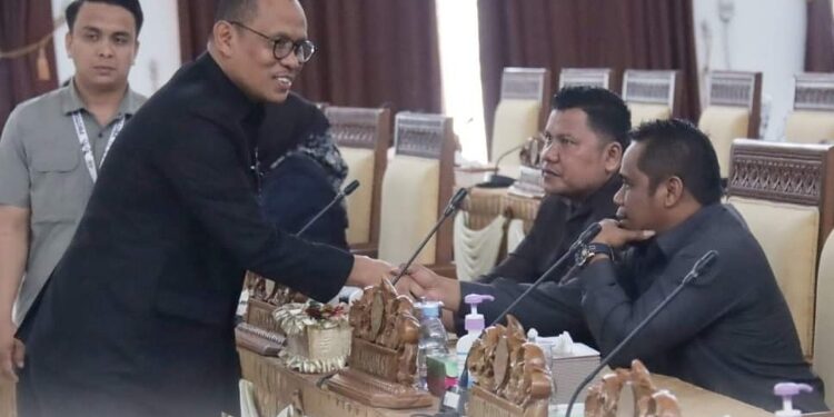 FOTO: PROKOM SERUYAN/MATA KALTENG - Pj Sekda Seruyan, Bahrun Abbas (kiri) saat bersalaman dengan para anggota DPRD seusai rapat paripurna di Aula Gedung DPRD setempat baru-baru ini.