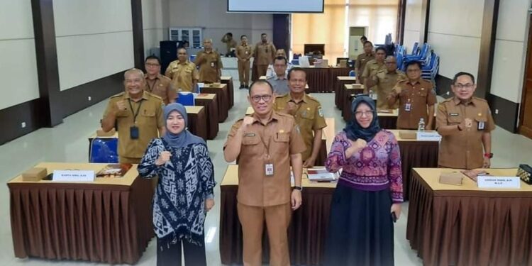 FOTO: PROKOM SERUYAN/MATA KALTENG - Pj Sekda Seruyan, Bahrun Abbas (tengah) saat menghadiri uji kompetensi JPT Pratama di lingkungan Pemkab Seruyan, Selasa 14 Mei 2024.