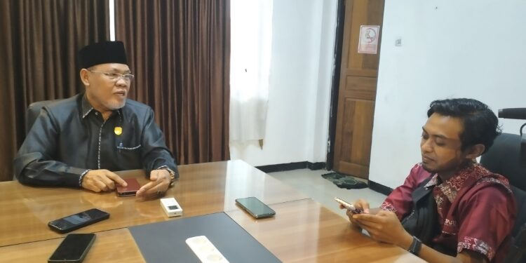 FOTO: ALDI/MATA KALTENG - Anggota DPRD Seruyan, Argiansyah (kiri) saat diwawancarai oleh sejumlah awak media di ruang Media Center DPRD Seruyan beberapa waktu lalu.